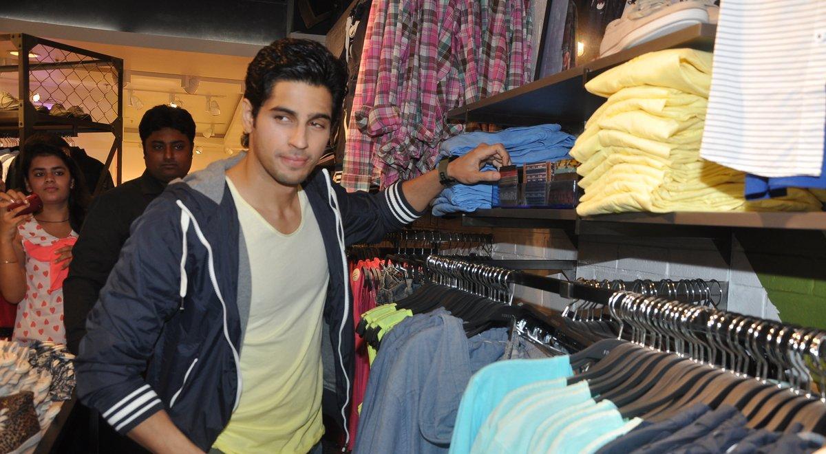 Siddharth Malhotra @ 'Forever 21' - Men's Collection Launch